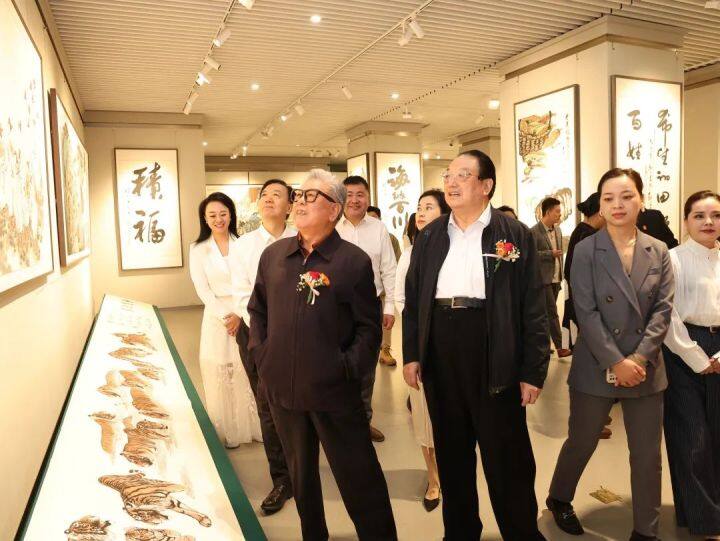 “龙腾虎跃新时代 乡村振兴‘艺’起来”——崔静海书画作品展开幕
