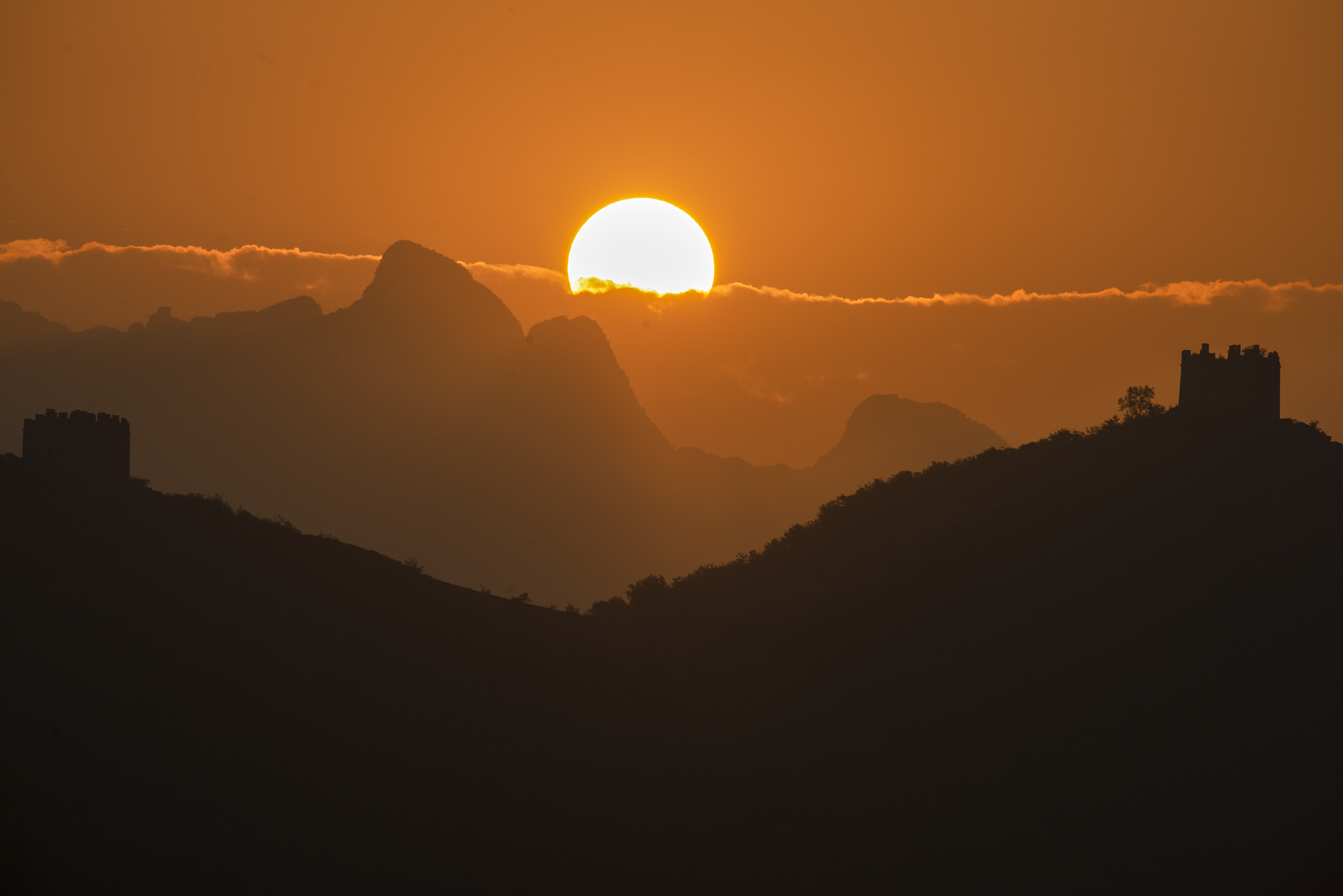 日出长城  周万萍.jpg